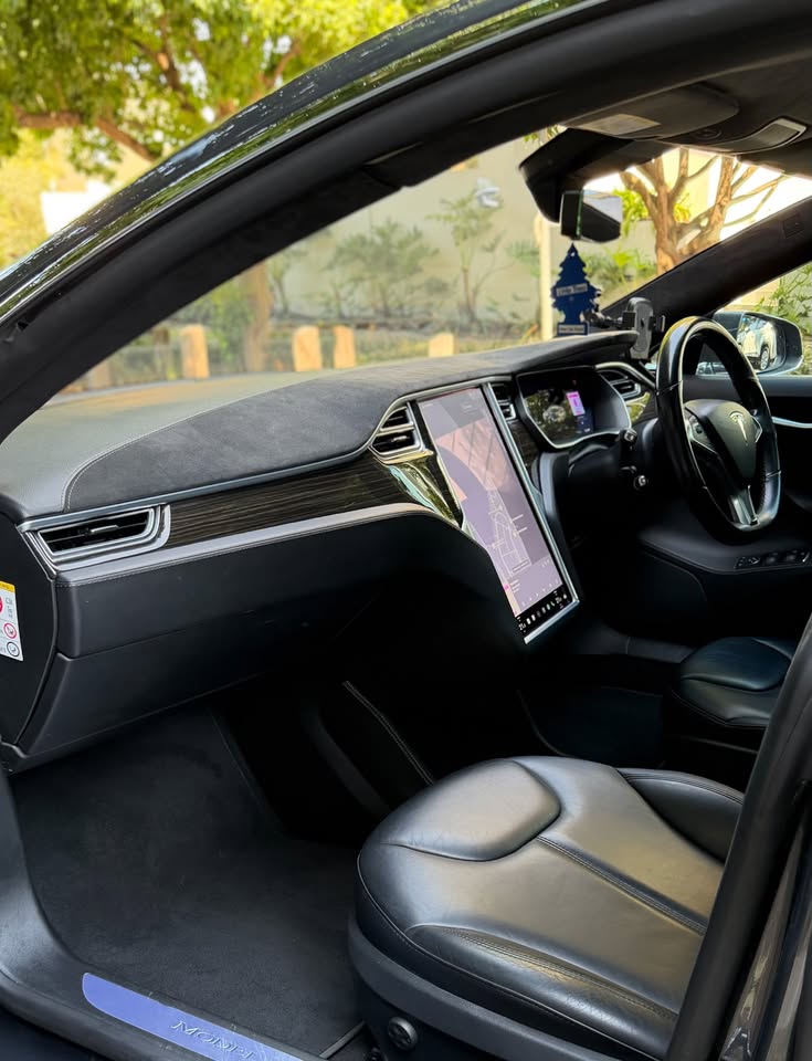 2015 Tesla Model S 85 13.jpg